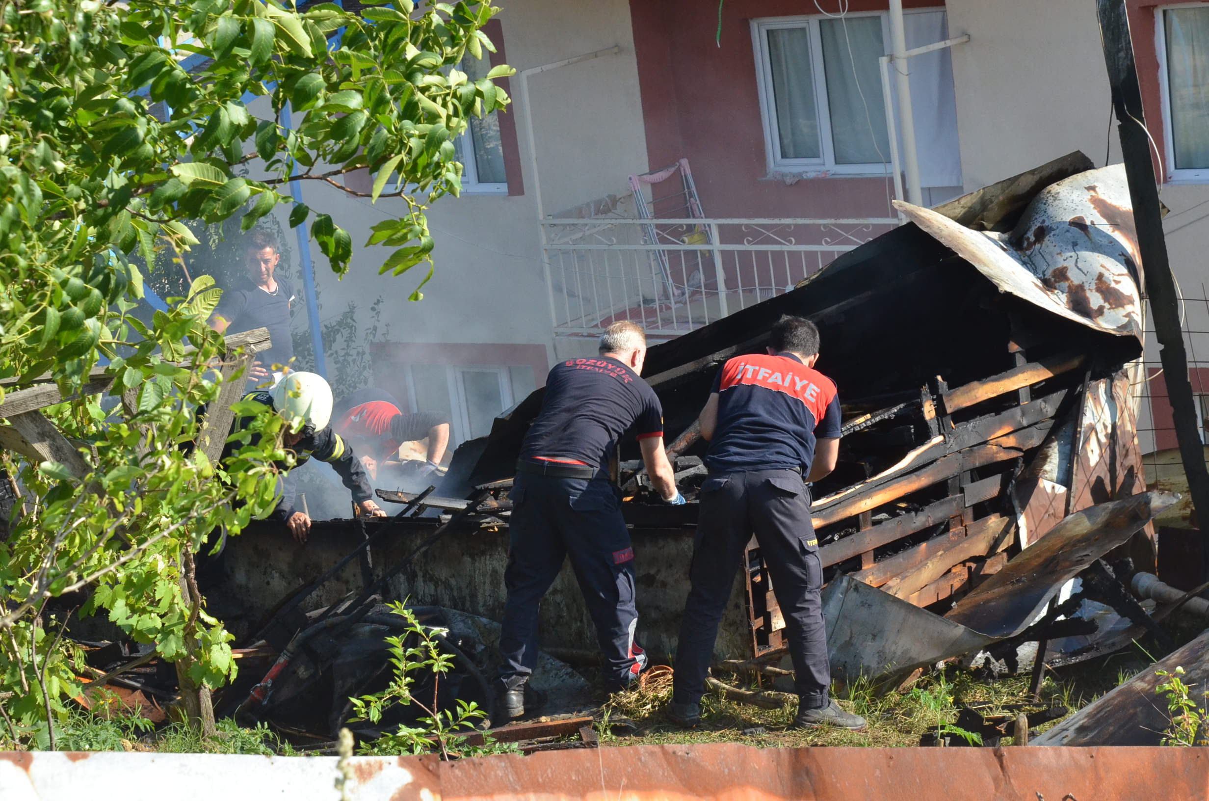 KURULUKTA ÇIKAN YANGIN EVLERE SIÇRAMADAN SÖNDÜRÜLDÜ