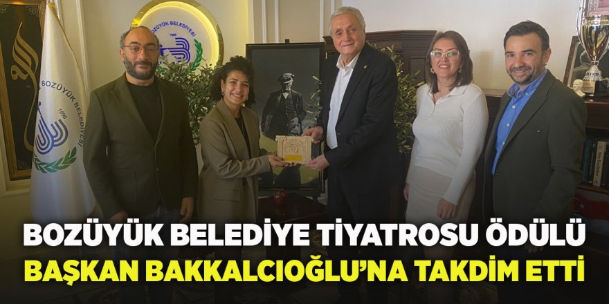 Bozüyük Belediye Tiyatrosu Ödülü Başkan Bakkalcıoğlu'na Takdim Etti