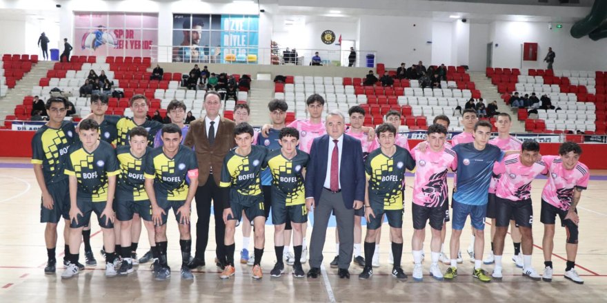 Kaymakam Öztürk futsal müsabakasını izledi