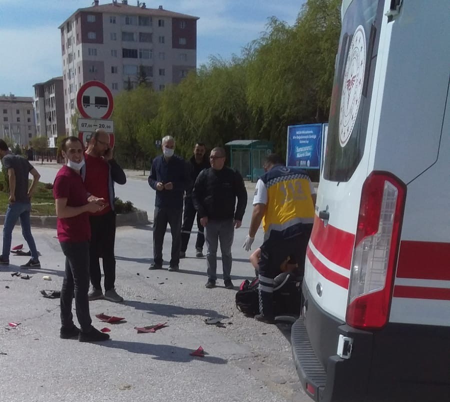 MOTOSİKLETLE AMBULANS ÇARPIŞTI